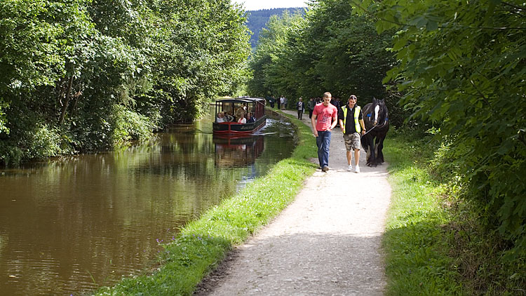 Horse drawn barge on the Llangollen canal