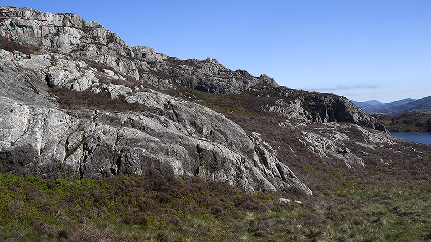 Rock & heather terrain of Yr Arddu